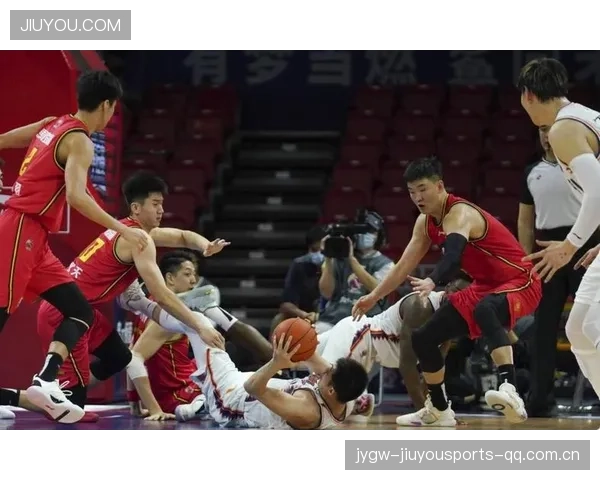 CBA史诗级空接扣篮震撼全场，球馆屋顶都被震飞了！
